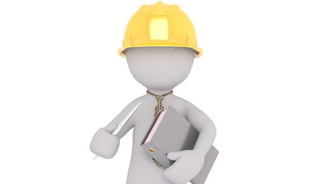 Eine Figur mit einem Bauhelm auf dem Kopf und einem Ordner in der Hand.