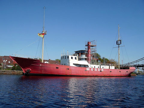 Das Feuerschiff "Weser" (Foto vom 07.05.2016) auf seinen Liegeplatz am Bontekai in Wilhelmshaven 