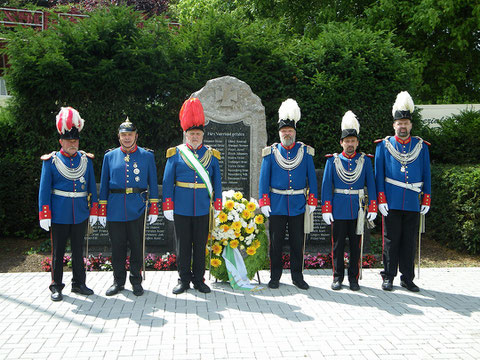 Der Generalstab vor dem Denkmal