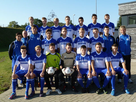 Die U17 von Trainer Tim Steinrötter (r.) hofft auf große Unterstützung.