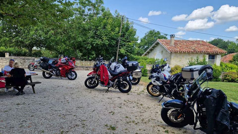 Pause méritée pour les motos !!