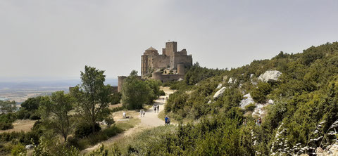 Le château de LOARRE qui domine la plaine aragonaise 