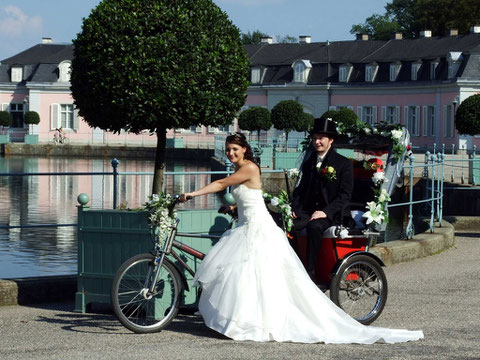 Fototermin der Frischvermählten vor dem Schloß Benrath