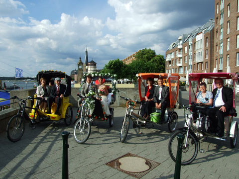 Hochzeitskonvoi mit Halt an der Rheinpromenade