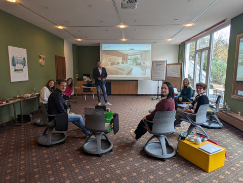 Leadership-Seminar im Seminarraum mit Trainer von der Führungsschmiede