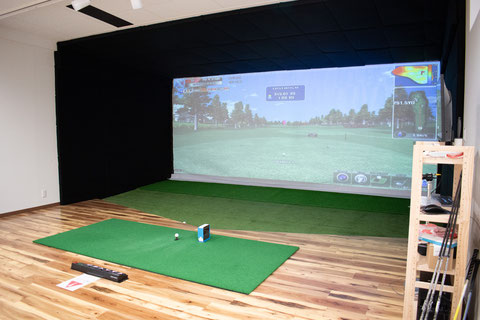 Genki Golf Studio(ゲンキゴルフスタジオ)に設置している，大型スクリーンに向かってボールを打つ，シミュレーションゴルフ