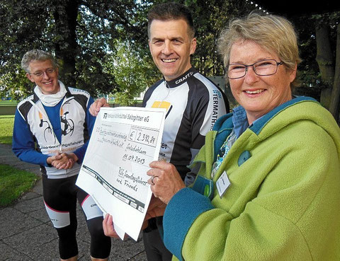 Stefan Fuchs (von links) und Jörg Behnke übergeben einen Spendenscheck über 2392 Euro an Heidi Wypich vom Hospizverein.