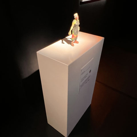 Moderner weißer Sockel in Ausstellung in München (Muffathalle)