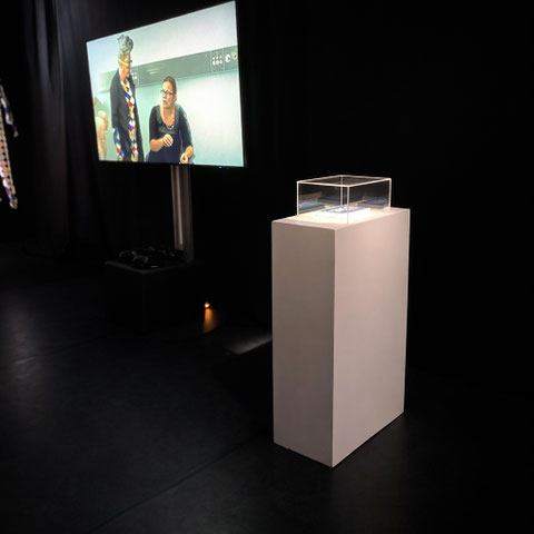 Weißer Ausstellungssockel in einer Location in München, vermietet für Kunstpräsentation