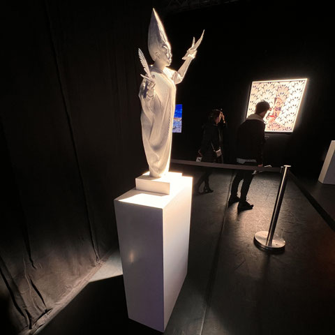 Moderner Präsentationssockel für Kunst in München