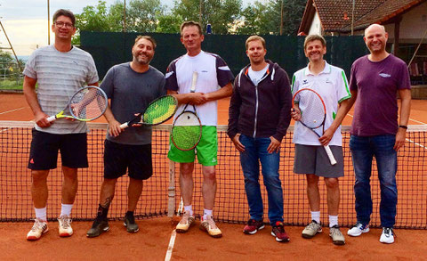 So sehen Sieger aus: Unsere Herren 40 Mannschaft sichert sich zum dritten Mal in Folge die Meisterschaft: Lukas Graßmann, Markus Schuster (MF), Klaus Reitzmann, Arne Tiedemann, Peter Voigt, Markus Wengerter und Frank Spatz (fehlt auf dem Foto)