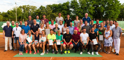 So viele strahlende Gewinner und Platzierte finden auf dem grünen Siegerteppich des WSV Aschaffenburg gar keinen Platz. Ingesamt sichern sich 26 Tennisspieler in diesem Jahr einen oder gleich zwei Tennis-Stadtmeistertitel 2017.