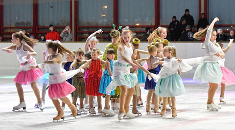 Aschaffenburg, Eissporthalle, »Stars on Ice« – Weihnachtsschaulaufen des WSV Aschaffenburg. Foto: Petra Reith.