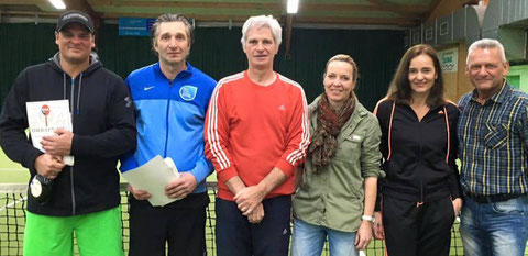 Bezirksvorsitzender Walter Haun (rechts) mit den erfolgreichen Tennissenioren aus der Region (von links): Marco Appelmann, Bernd Legutke, Aribert Hart, Heike Bauer und Annette Assmann.