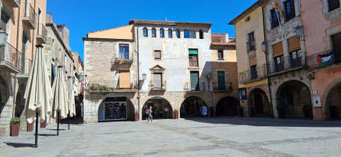 Plaça de la Vila / Torroella de Montgrí - Mittelpunkt der Stadt. Das Rathaus im Hintergrund