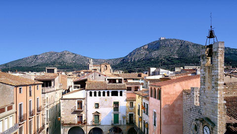 Der Montgrí mit seinem Castell überragt Torroella (Blick von der Plaça de la Vila) (Bildquelle: Outdooractive)