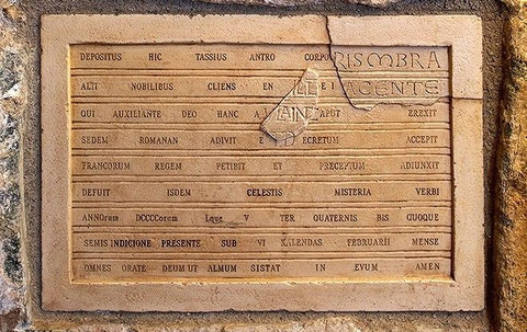 Die Grabtafel des Magnaten Tassi in der Kirche von Sant Pere de Rodes