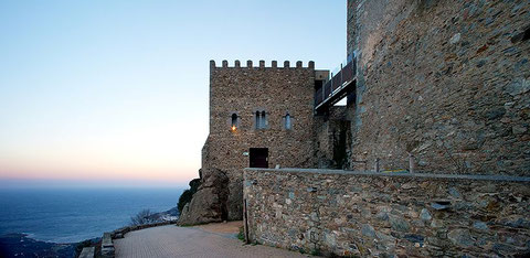 Im 16. Jahrhundert wurde ein Abtshaus den Baulichkeiten des Klosters hinzugefügt. Quelle: https://patrimoni.gencat.cat/es/monumentos/monumentos/conjunto-monumental-de-sant-pere-de-rodes/conjunt-monumental-de-sant-pere-de-rodes. Bild: PepoSegura