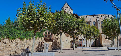 Plaça de l’Abat Oliva in Torroella de Montgrí. Links der Palau Mirador, im Hintergrund Sant Genís