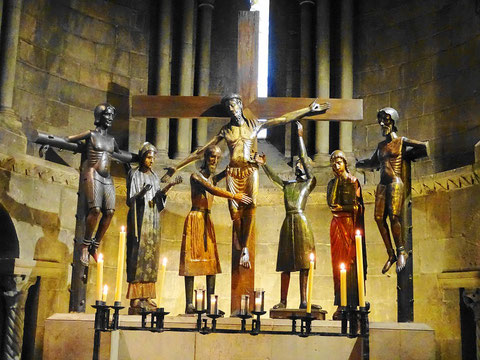 Die Kreuzigungsgruppe "Santissim Misteri" im Kloster Sant Joan de les Abadesses. In der Bildansicht von links nach rechts: Mitgekreuzigter, Maria, Josef von Arimathäa, Jesus, Nikodemus, Johannes, Mitgekreuzigter (Bild: wikipedia org . Autor: PMR Maeyaert)