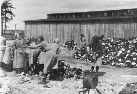 Des femmes à Auschwitz au milieu d’une paire de chaussures provenant d’un concoi de juifs hongrois en mai 1944.  US Holocaust Memorial Museum, courtesy of Yad Vashem