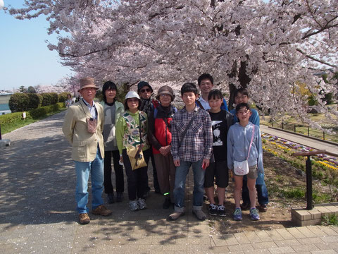 群馬エスペラント会　会員　集合　桜の前で