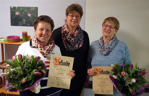 Ehrungen - Karin Friedrich (60J), Vorsitzende Sieglinde Bürger, Hildegard Höchemer (25J) - 2016