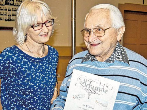 Alois Antlitz - 65 Jahre Mitglied, Ehrung durch Vorsitzende Monika Ziegler - JHV 2016