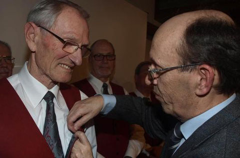 Ehrung - Chorleiter Kurt Distler - 60 Jahre Aktives Singen 070315