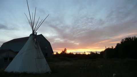 Notre tipi devant la grange de la ferme.