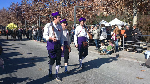 Aqui se ve mejor,ahora se entretienen en las fiestas,llenan el fusil de polvora por arriba,lo aprietan bien y disparan al aire,y menudo ruido hacen.