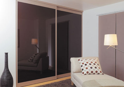 Un placard avec coulissants classe, discret, et 100% anti-sunfade!