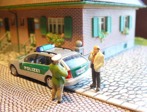 Polizeihauptkommissar Mayer bittet zum Atemalkoholtest