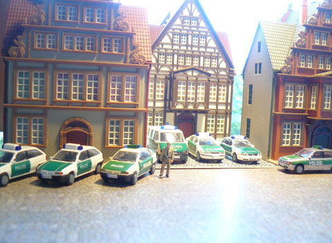 Der Polizeiposten Gerlsbach (Gebäude in der Mitte) im Jahre 2004, kurz nach Sonnenaufgang