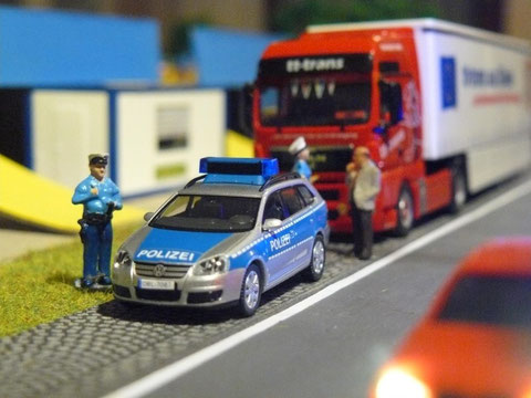 Kollegen des Polizeireviers Dohnsberg Süd bei einer allgemeinen Verkehrskontrolle