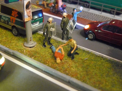 Doch einige Streitsuchende schreckt auch das nicht ab. Nachdem eine Gruppe einen geparkten, unbemannten Streifenwagen mit Farbbomben bewarf, wurde hier ein schnelles Eingreifen erforderlich.