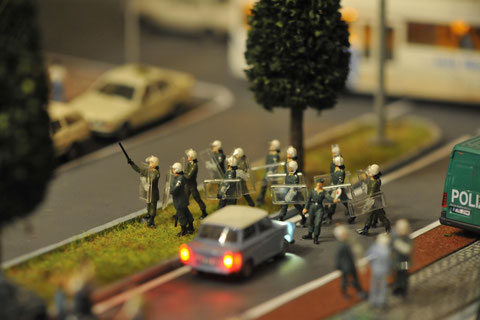 Einsatzkräfte machen sich auf den Weg, um weitere Ausschreitungen zu verhindern.