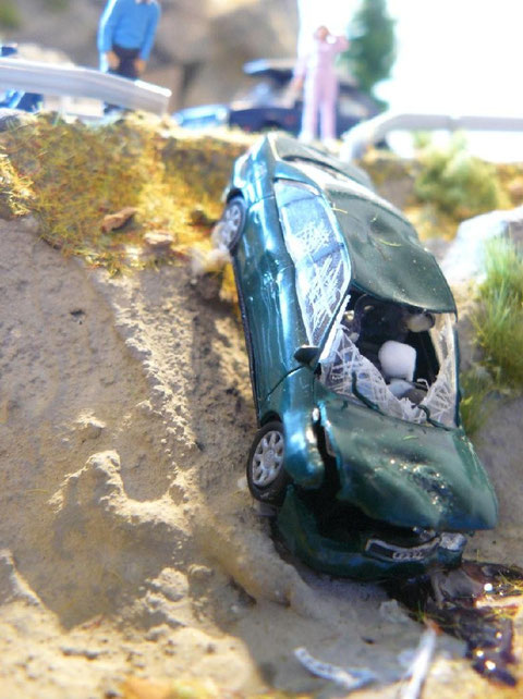 Von der Straße abgekommenes Fahrzeug bei einer realitätsnahen Einsatzübung - Szenario vor dem Eintreffen der Rettungskräfte