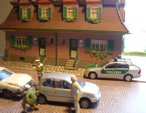 Beamte der Polizeiwache bei einer Verkehrsunfallaufnahme