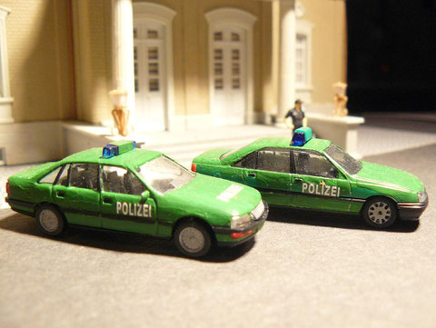 Zwei Führungsfahrzeuge (Opel Omega und Opel Senator)