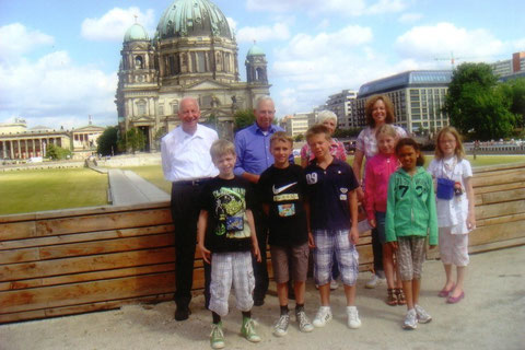 Foto: das Team Breckenheim bei der Stadtrundfahrt, im Hintergrund der Berliner Dom