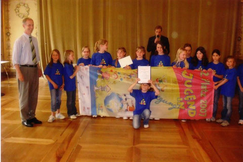 Foto: Staatssekretär Joachim Jacobi ehrt die Kinder vom Team Breckenheim