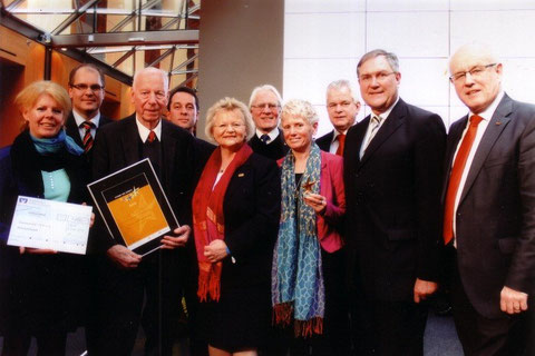 Foto: die Breckenheimer Delegatin mit Ursula Moos-Häusser mit dem Scheck, Hans-Jürgen Portmann mit der Urkunde und Monika Prager mit dem Goldenen Stern, Fotografen: Kai Bienert / Meike Engels (Abdruck der Fotos bei Nennung der Namen kostenfrei erlaubt)