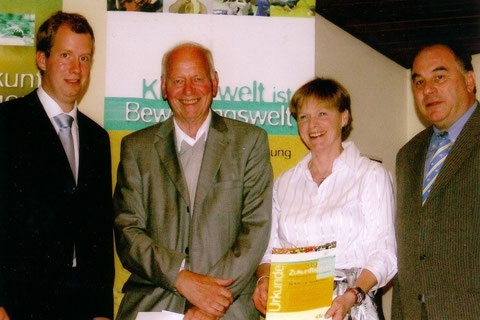 Foto: Vorstandsmitglieder der Deutschen Sportjugend überreichen den dsj-Zukunftspreis an Frau Jutta J. Winkler und Hans-Jürgen Portmann
