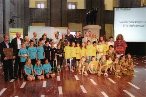Foto: die ausgezeichneten Teams, links Breckenheim, mitte Berlin, rechts Essen