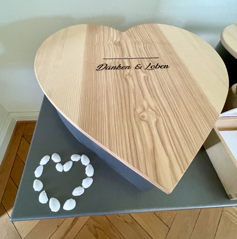 Grosses liegendes Herz aus Holz mit der Aufschrift "Danken und Loben"