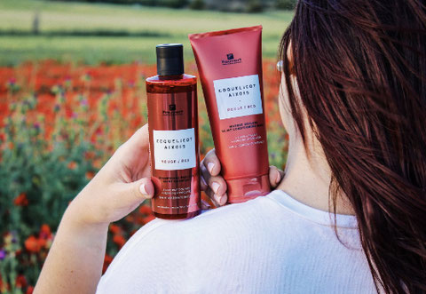 Fauvert Professionnel, Gammes, Une femme avec beaux cheveux tient dans ses mains une routine de soins capillaires Rouges Lumières de Provence