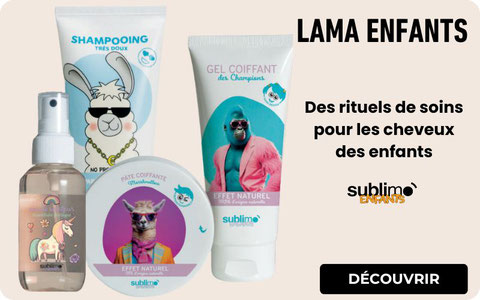 Enfants utilisant les produits capillaires Sublimo dans une salle de bain colorée, avec des packagings ludiques et des extraits naturels de mangue.