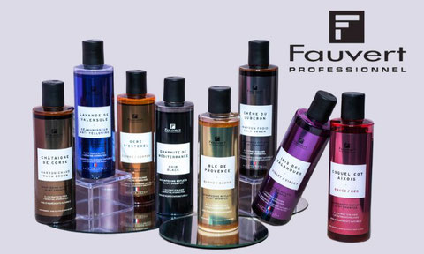 Fauvert Professionnel, Gammes, Une femme avec beaux cheveux tient dans ses mains une routine de soins capillaires Rouges Lumières de Provence