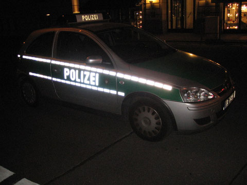 Opel Corsa als Polizeiauto vor der Botschaft Großbritanien in Berlin am 01.08.2009